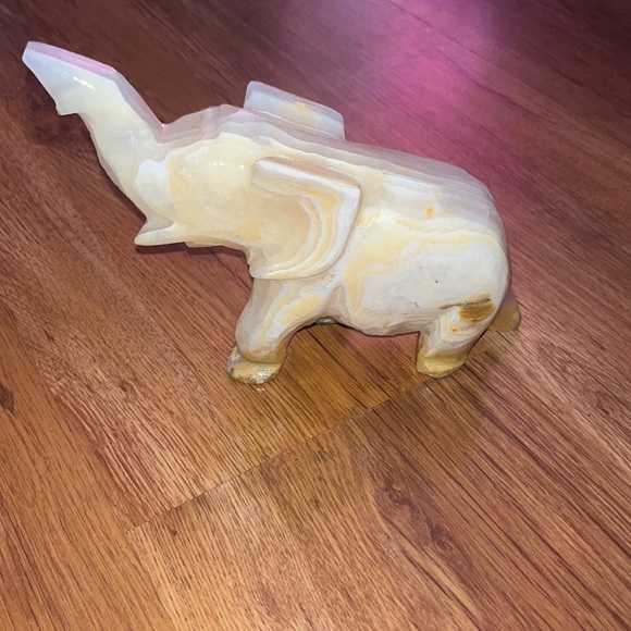 Natural alabaster Elephant - Picture 1 of 4